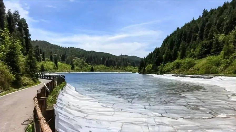 重庆一森林公园天池湖底惊现304不锈钢 