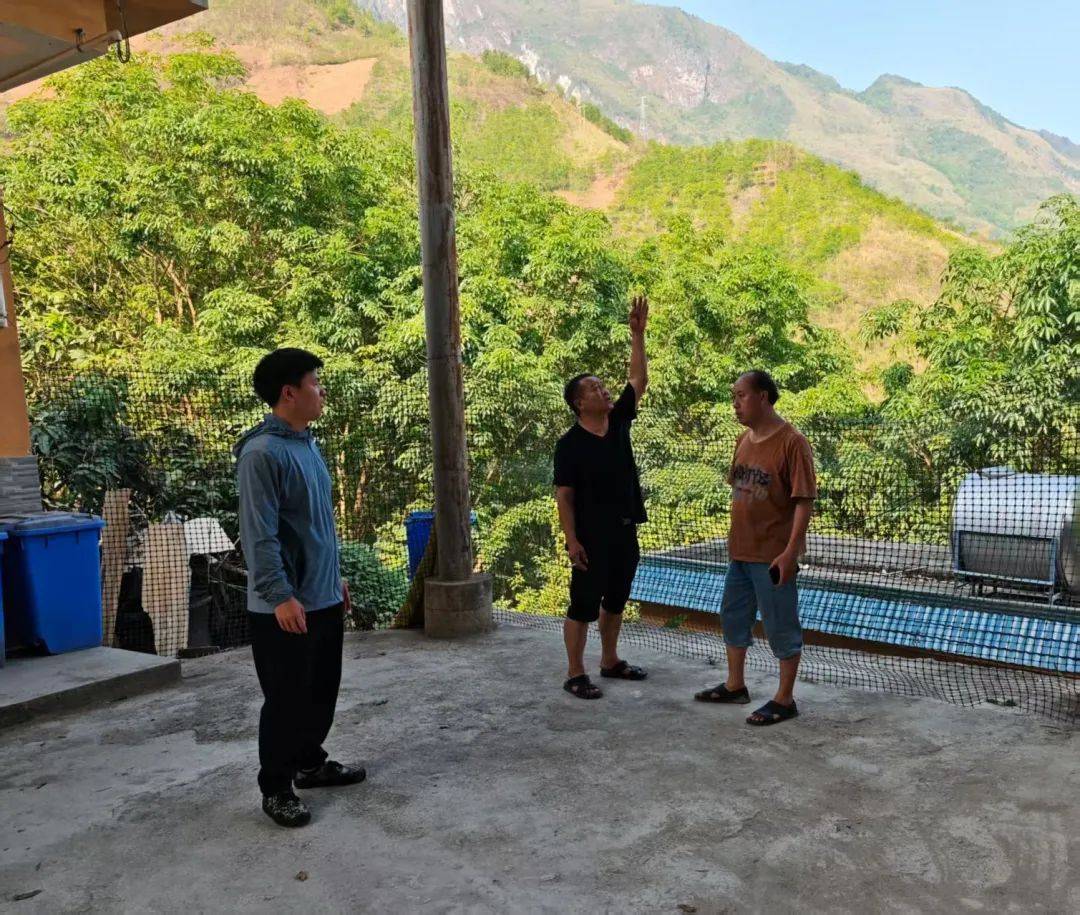 勐拉镇：广东村委会火石冲村小组球场围起村