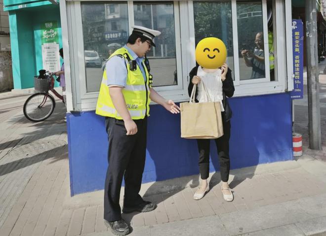 创业指导汉中交警执勤捡到包归还失主获称赞